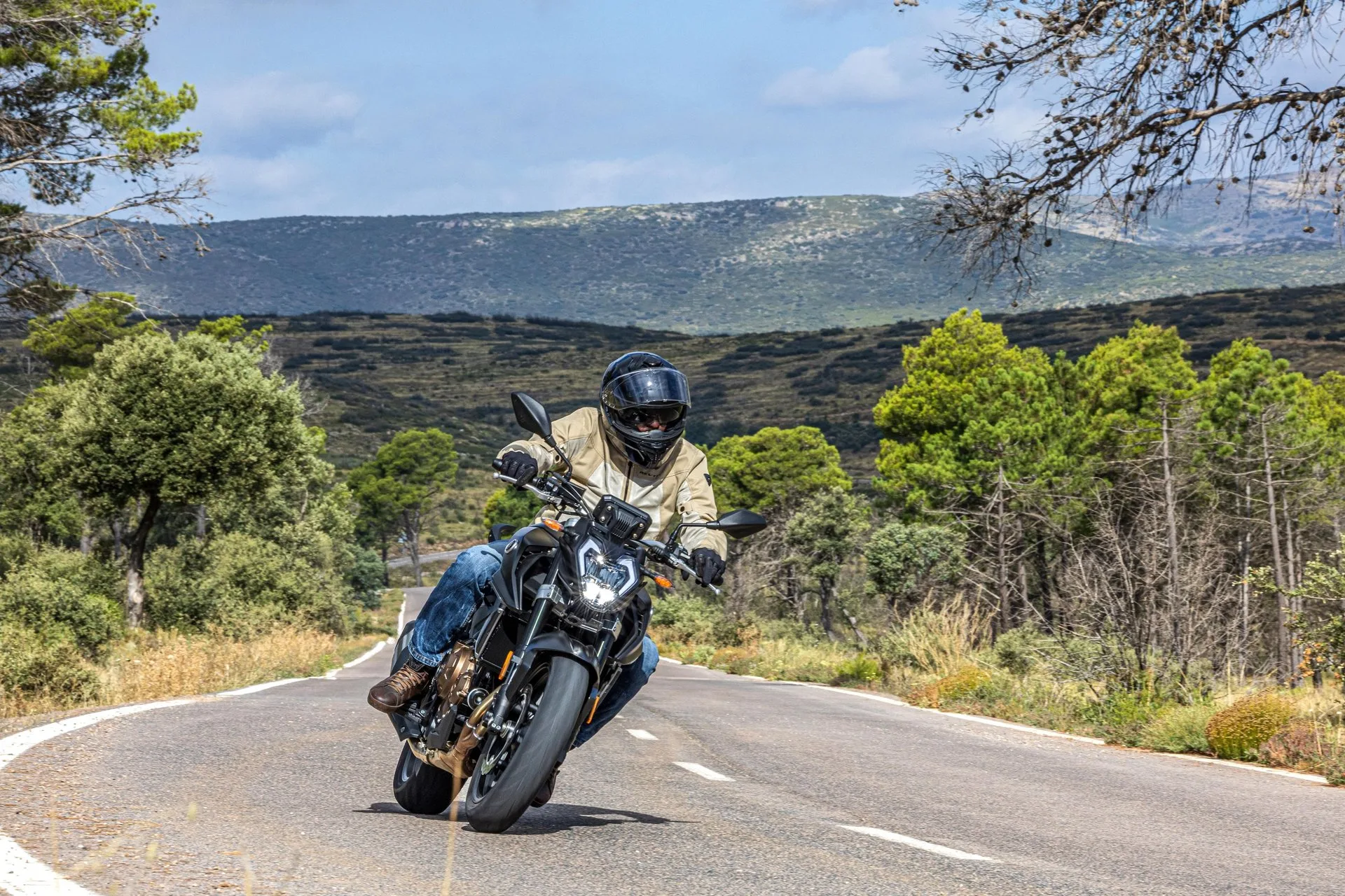 vyras, važiuojantis motociklu keliu